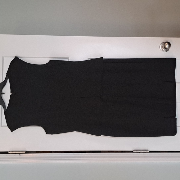 Like new Tahari/ sleeveless black dress / sharp classy dress/ good condition - Picture 4 of 8